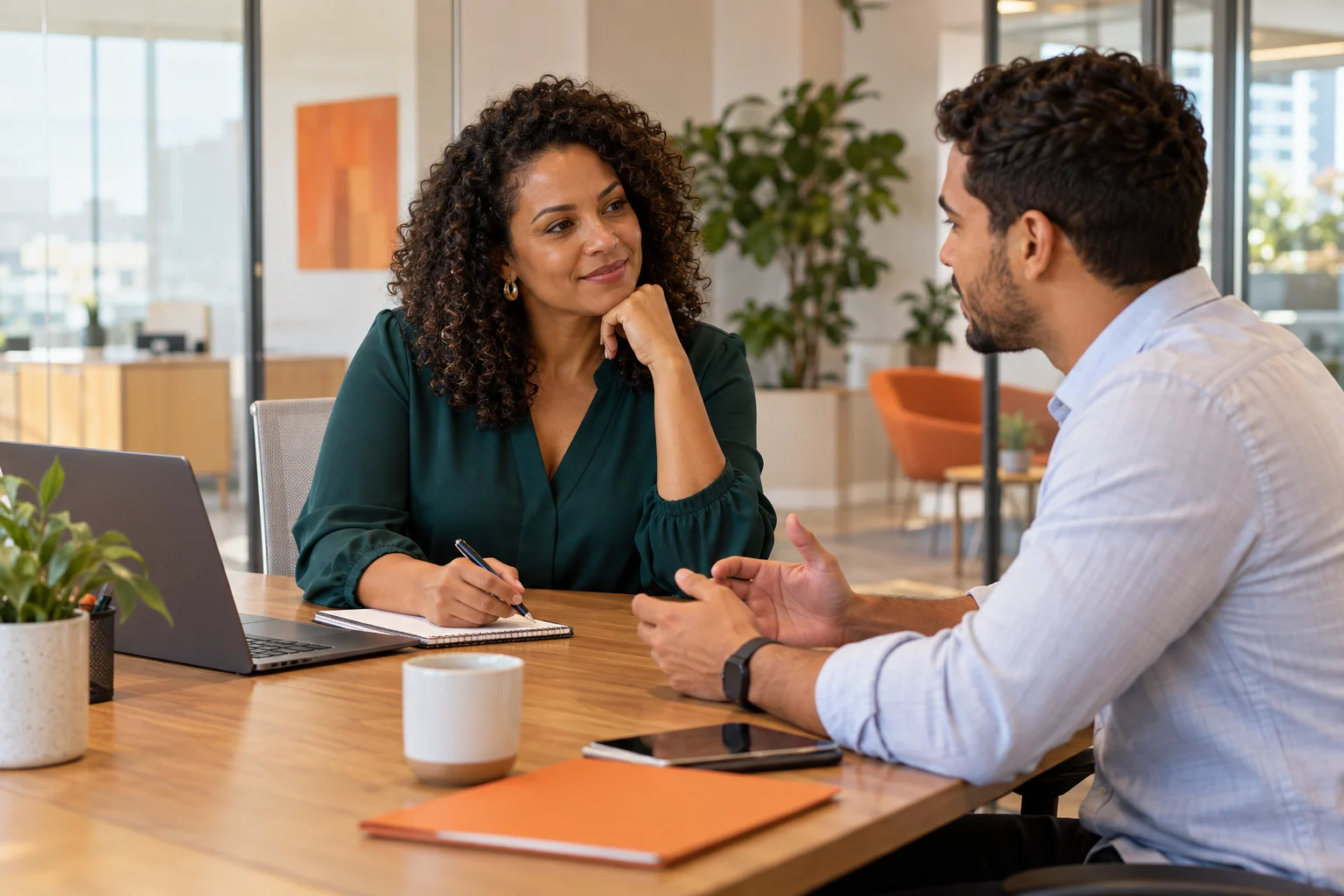 Consultora de RH conversando com um profissional em um escritório